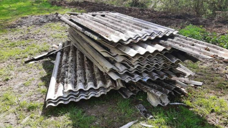 In der Altendeicher Chaussee haben Unbekannte zahlreiche Dachplatten illegal entsorgt.