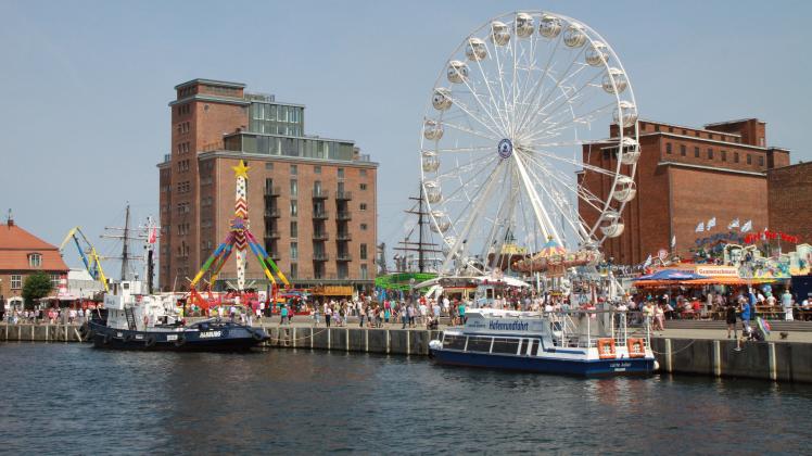 Riesenrad und Schaustellerbuden am Hafen