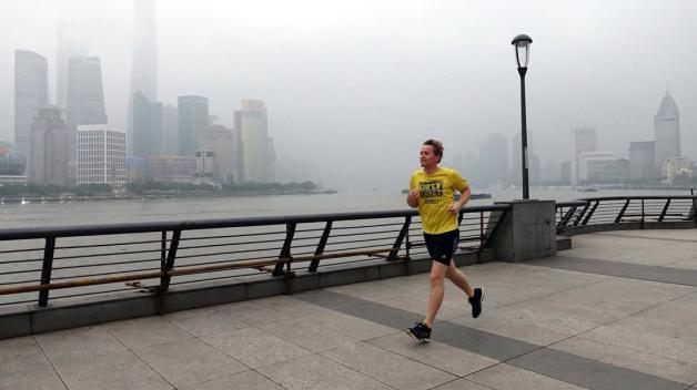 Laufen auch im Ausland: Daniel Günther (CDU)  joggt in Shanghai.
