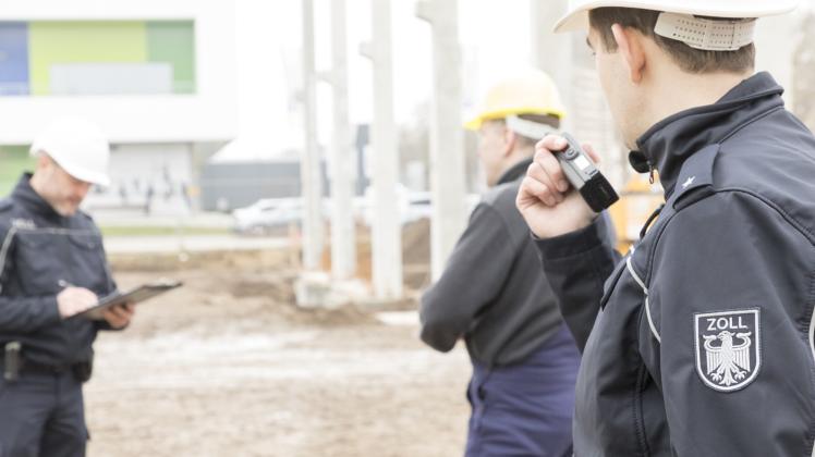 Die Zollbeamten aus Osnabrück haben 375 Arbeitnehmer auf mehreren Baustellen befragt. Bild: Zoll