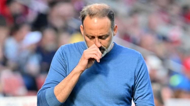 Der Cheftrainer des abstiegsbedrohten Fußball-Bundesligisten VfB Stuttgart: Pellegrino Matarazzo. Foto: Torsten Silz/dpa - WICHTIGER HINWEIS: Gemäß den Vorgaben der DFL Deutsche Fußball Liga bzw. des DFB Deutscher Fußball-Bund ist es untersagt, in dem Stadion und/oder vom Spiel angefertigte Fotoaufnahmen in Form von Sequenzbildern und/oder videoähnlichen Fotostrecken zu verwerten bzw. verwerten zu lassen. Der Cheftrainer des abstiegsbedrohten Fußball-Bundesligisten VfB Stuttgart: Pellegrino Matarazzo. Foto: Torsten Silz/dpa - WICHTIGER HINWEIS: Gemäß den Vorgaben der DFL Deutsche Fußball Liga bzw. des DFB Deutscher Fußball-Bund ist es untersagt, in dem Stadion und/oder vom Spiel angefertigte Fotoaufnahmen in Form von Sequenzbildern und/oder videoähnlichen Fotostrecken zu verwerten bzw. verwerten zu lassen.