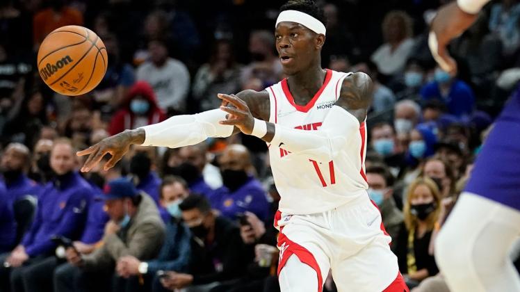 ARCHIV - Dennis Schröder spielt einen Pass. Foto: Matt York/AP/dpa/Archivbild ARCHIV - Dennis Schröder spielt einen Pass. Foto: Matt York/AP/dpa/Archivbild