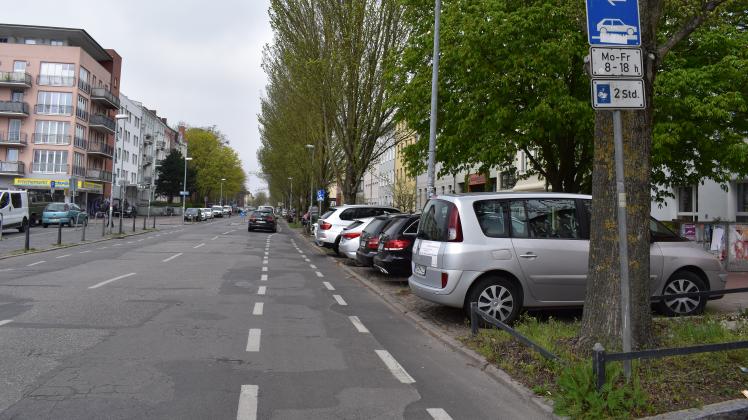 Derzeit können Autofahrer in der Ulmenstraße vorwiegend quer zur Fahrbahn parken.