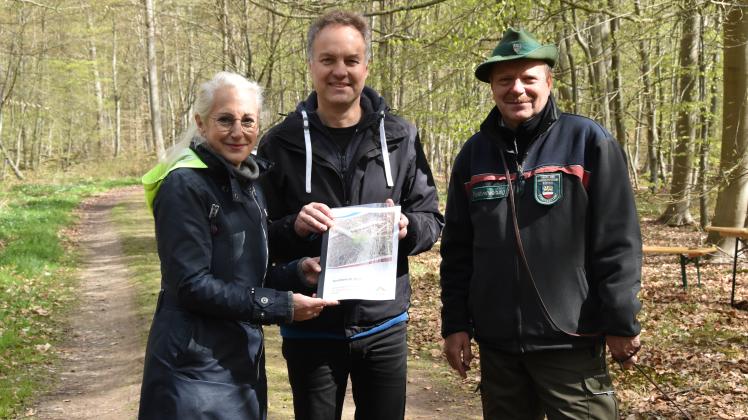 Am Freitag wurde der Forstbericht 2021 von Forstamtsleiter Jörg Harmuth (v.r.), im Beisein des Umweltsenators Holger Matthäus (Grüne), an die Rostocker Bürgerschaftspräsidentin Regine Lück (Linke) überreicht. 