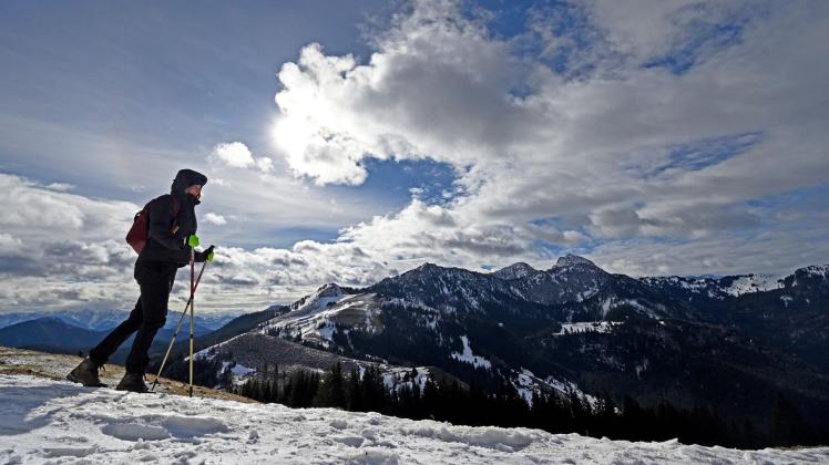 ARCHIV - Gerade im Frühjahr müssen Wanderinnen und Wanderer in den Alpen noch mit Schneefeldern rechnen - beim Queren ist Vorsicht geboten. Foto: Uwe Lein/dpa/dpa-tmn