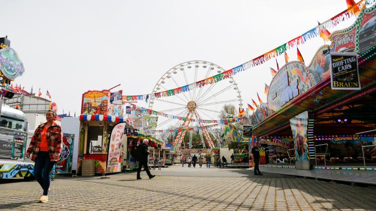 Die Lingener Kirmes ist eröffnet. Noch bis Montag dauert das bunte Treiben. 29042022 Lingen Kirmes