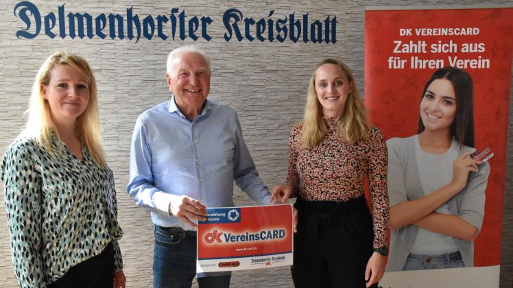 Sie verweisen gemeinsam auf die Vorteile der dk-VereinsCard (von links): Stephanie Kowitz (dk, Leitung Vertrieb und Privatkunden), Manfred Engelbart (Vorsitzender des SV Atlas) und Gesa Oetken (Inkoop, Leitung Einkauf und Vertrieb).