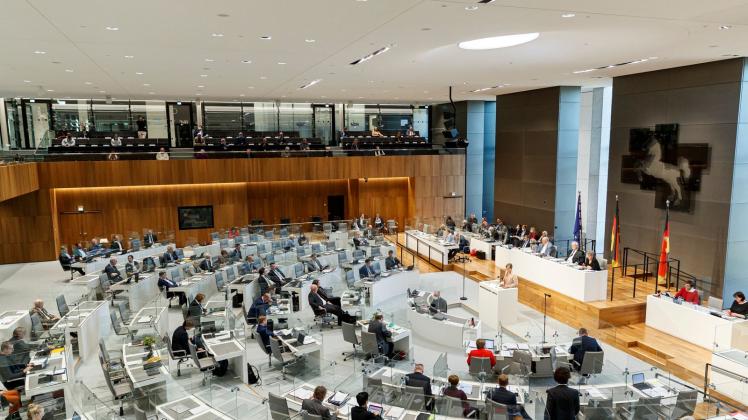 ARCHIV - Abgeordnete sitzen im Plenarsaal im Niedersächsischen Landtag. Foto: Michael Matthey/dpa