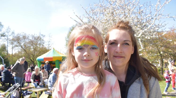 Die siebenjährige Matilda genoss das bunte Treiben auf dem Frühlingsfest in Toitenwinkel mit ihrer Mutter Franziska Kölzow.