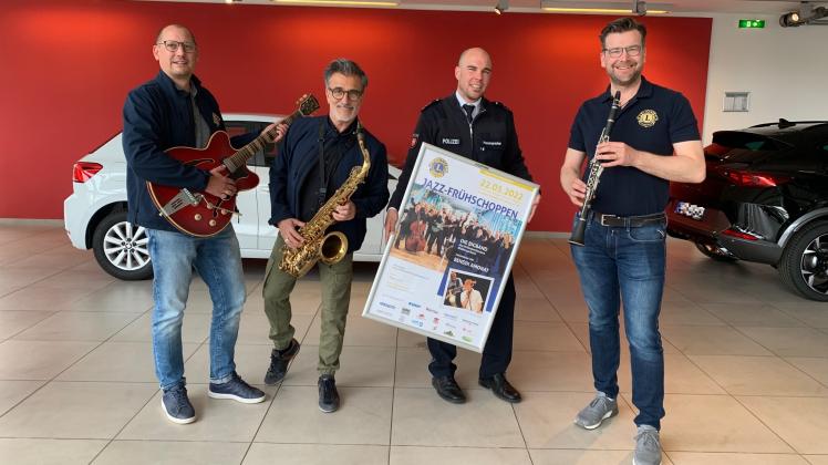 Im Delmenhorster Autohaus Brüning spielt die Musik: Björn Reddig (von links), Caner Kiran, Albert Seegers (Polizeiinspektion Delmenhorst) und Kai Brüning freuen sich auf den Jazzfrühshoppen.