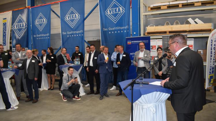 Der Regionalleiter des Unternehmerverbandes, Matthias Kunze (r.), konnte mehr als 70 Vertreter von Wirtschaft und Politik beim Jahresempfang am Freitag in den Werkhallen der  Firma Fensterbau Kuhnert begrüßen.