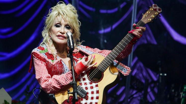 ARCHIV - Nominierung für die «Rock & Roll Hall of Fame»: Dolly Parton sieht sich nicht als Rock-Sängerin. Foto: Jack Plunkett/Invision/AP/dpa