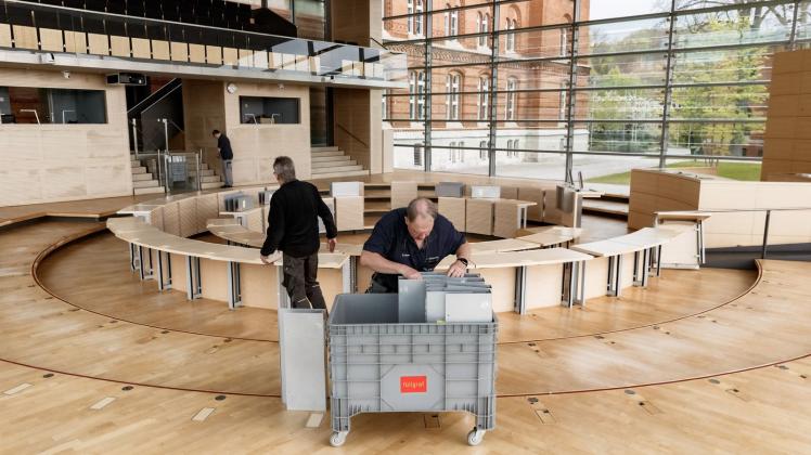 ARCHIV - Haushandwerker bauen Tische, Stühle und Elektronik aus dem Plenarsaal des Landtags aus. Foto: Markus Scholz/dpa