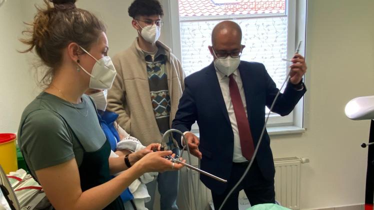 Der Urologe Dr. med. Waleed Amin Kotb zeigt den Medizinstudenten in seiner Praxis im Wittenberger Gesundheitszentrum, welche medizinischen Instrumente im Alltag oft zum Einsatz kommen. 