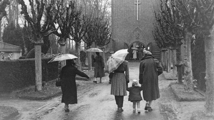 Totensonntag 1956: Friedhofsbesucher an der Wildeshauser Straße streben auf die von Fritz Höger entworfene Friedhofskapelle zu.