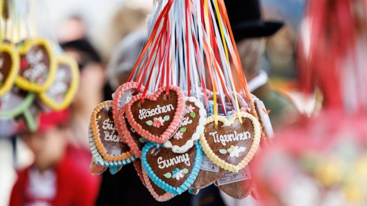 Lebkuchenherzen mit Kosenamen hängen an einem Stand auf einem Volksfest. Foto: Matthias Balk/dpa