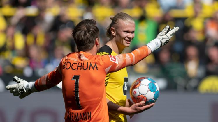 BVB-Star Erling Haaland (r) stellte einen Bundesliga-Rekord auf. Foto: Bernd Thissen/dpa - WICHTIGER HINWEIS: Gemäß den Vorgaben der DFL Deutsche Fußball Liga bzw. des DFB Deutscher Fußball-Bund ist es untersagt, in dem Stadion und/oder vom Spiel angefertigte Fotoaufnahmen in Form von Sequenzbildern und/oder videoähnlichen Fotostrecken zu verwerten bzw. verwerten zu lassen. BVB-Star Erling Haaland (r) stellte einen Bundesliga-Rekord auf. Foto: Bernd Thissen/dpa - WICHTIGER HINWEIS: Gemäß den Vorgaben der DFL Deutsche Fußball Liga bzw. des DFB Deutscher Fußball-Bund ist es untersagt, in dem Stadion und/oder vom Spiel angefertigte Fotoaufnahmen in Form von Sequenzbildern und/oder videoähnlichen Fotostrecken zu verwerten bzw. verwerten zu lassen.