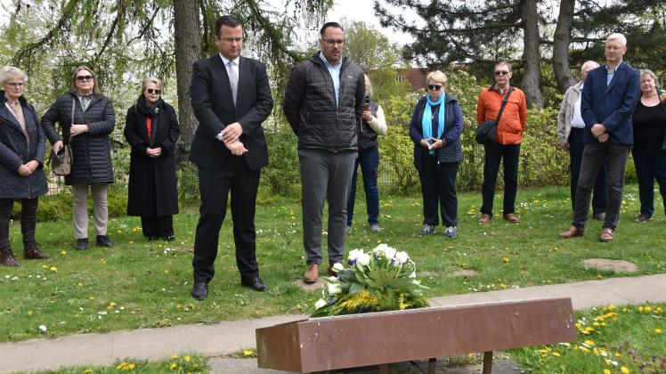 Stadtpräsident Sebastian Ehlers gedenkt der Kriegsopfer am Platz der OdF in Schwerin