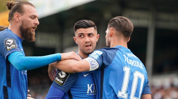 Beyhan Ametov (Mitte) nach seinem Tor mit Jeron Al-Hazaimeh (links) und Luka Tankulic. GER, Fußball, 3. Liga, 36. Spieltag: SV Meppen vs Würzburger Kickers