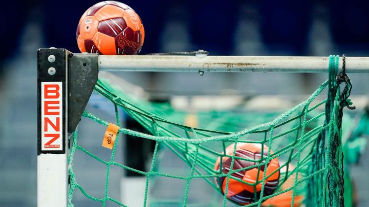 ARCHIV - Spielbälle liegen im Netz eines Handball-Tors. Foto: Uwe Anspach/dpa/Symbolbild