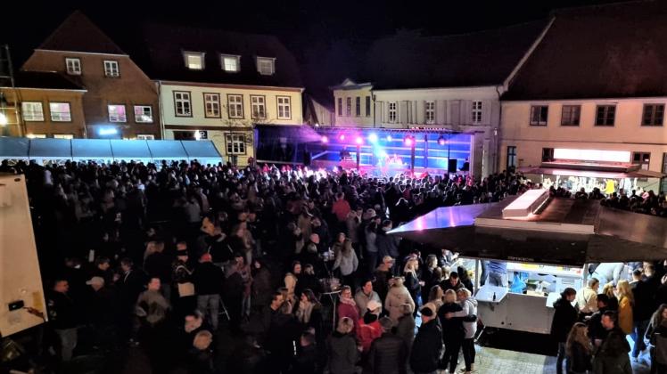 Voller Marktplatz in Wittenburg in der Nacht zum Sonntag, nach Schätzungen trafen sich hier 2000 Menschen zum ausgelassenen Feiern.