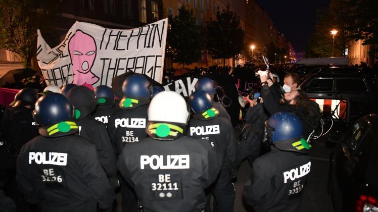 Teilnehmer der Demonstration linker Gruppen ziehen unter dem Slogan «For The Destruction of Patriarchy» in der Nähe vom Alexanderplatz durch Berlin. Foto: Paul Zinken/dpa Teilnehmer der Demonstration linker Gruppen ziehen unter dem Slogan «For The Destruction of Patriarchy» in der Nähe vom Alexanderplatz durch Berlin. Foto: Paul Zinken/dpa