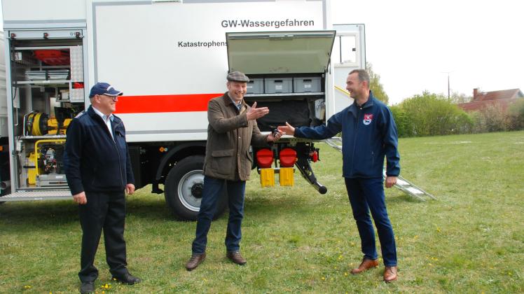 Landrat Torsten Uhe (r.) übergibt die Fahrzeugschlüssel an Amtsdirektor Torsten Jacob (M.) und Amtswehrführer Ronald Muntau.