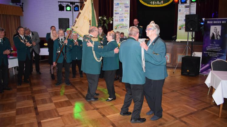 Mit ihrem Ehrentanz eröffnete das neue Königspaar Rainer und Helga Kusserow (Mitte) am Samstagabend die Ballnacht. Mit ihrem Ehrentanz eröffnete das neue Königspaar Rainer und Helga Kusserow (Mitte) am Samstagabend eine rauschende Ballnacht.