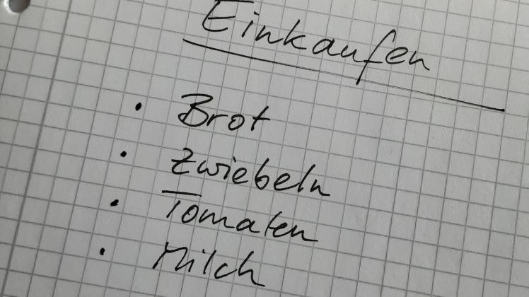 Schlichte, kleine Einkaufszettel sind gute Wegweiser und Gedankenstützen. Schlichte, kleine Einkaufszettel sind gute Wegweiser und Gedankenstützen.