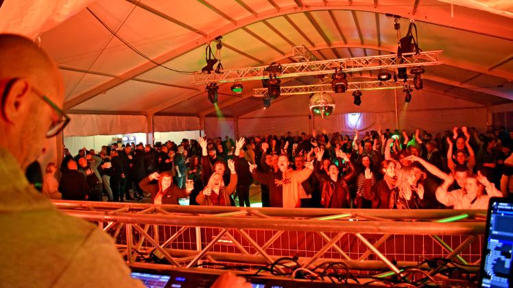 DJ Michael Spelling sorgte im großen Festzelt für Stimmung. Der Tanz in den Mai von Carpe Diehn lockte viele hundert Gäste. 