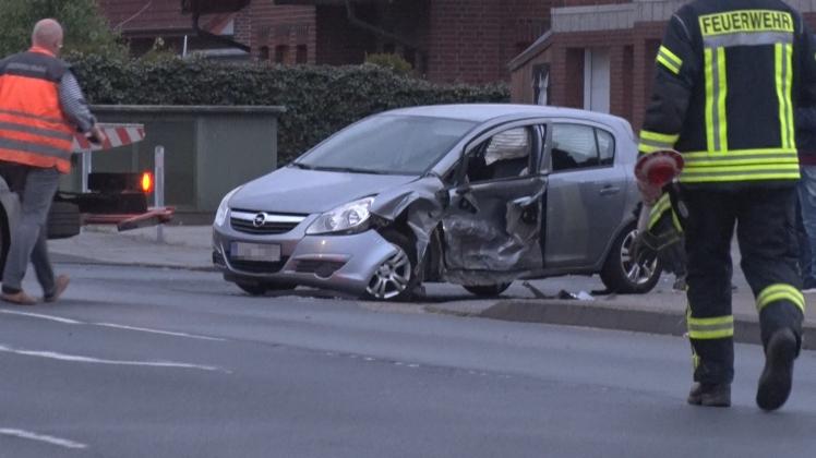 Der Fahrer des Opel Corsa, ein 50-Jähriger, wurde bei dem Unfall ebenso leicht verletzt wie sein 47 Jahre alter Beifahrer. Der Fahrer des Opel Corsa, ein 50-Jähriger, wurde bei dem Unfall ebenso leicht verletzt wie sein 47 Jahre alter Beifahrer.