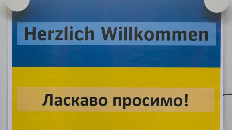 ARCHIV - «Herzlich Willkommen» steht auf einem Schild auf dem Dresdner Hauptbahnhof in deutscher und ukrainischer Sprache. Foto: Robert Michael/dpa-Zentralbild/dpa