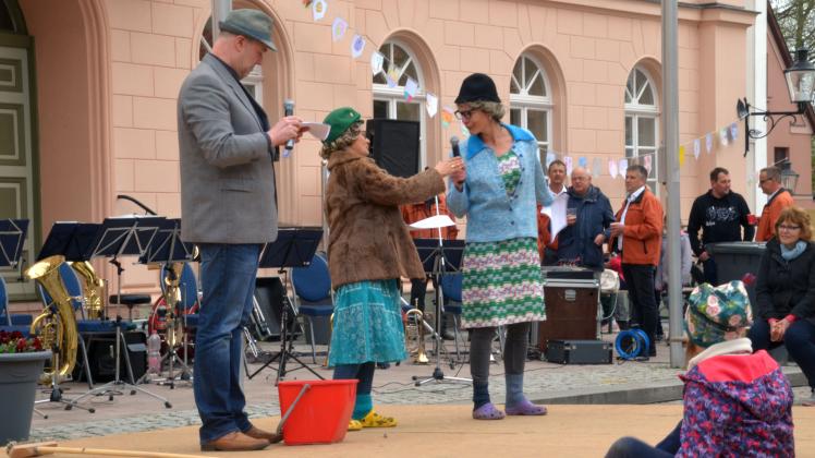 Das Marktgespräch zum aktuellen Zeitgeschehen zwischen Olaf Steinberg, Manuela Reimer und Andrea Thiele sorgte für ordentlich Lacher auf dem Sternberger Marktplatz. 