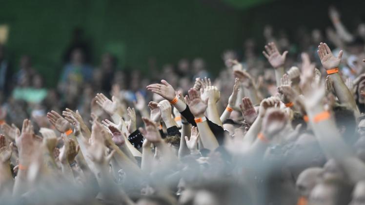 ARCHIV - Fans jubeln im Stadion. Foto: Bernd Thissen/dpa/Symbolbild