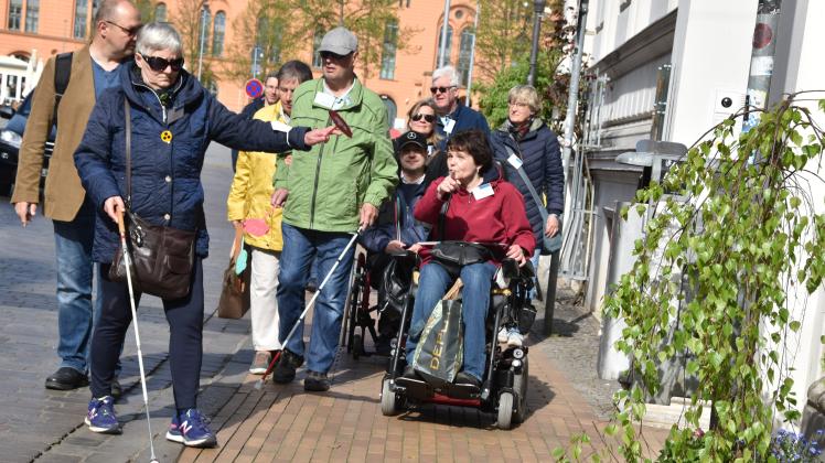 Senioren- und Behindertenbeirat in Schwerin testet die Barrierefreiheit in der Innenstadt