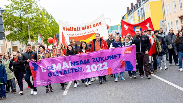 Der Schriftzug «Gemainsam Zukunft gestalten» ist auf dem Banner von Demonstranten zu lesen. Foto: Moritz Frankenberg/dpa/Archivbild