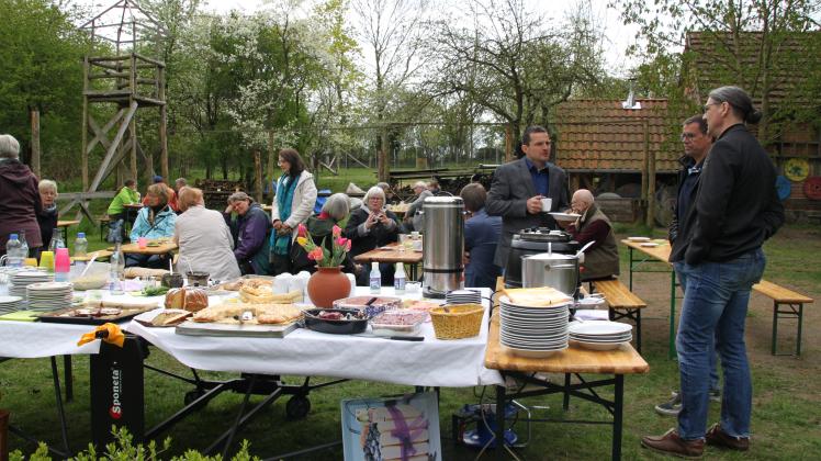 Da sich der Mai von seiner schönsten Seite zeigte, wurde das Büffet nach dem Gottesdienst in den Garten verlegt. 