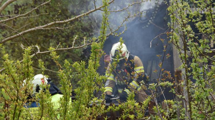 Brand in Gartenanlage Erholung in Schwerin - Feuerwehr