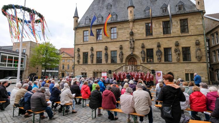 Friedliche Demonstration des Miteinanders: Lyrasingen vor dem Osnabrücker Rathaus. 