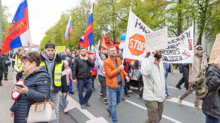 Prorussische Demonstration gegen Rassismus. Demo am Willy Brandt Platz.
