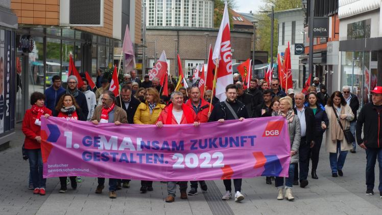 Demonstranten bahnen sich ihren Weg durch die Delmenhorster Innenstadt.