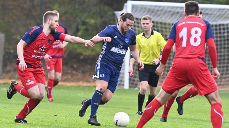 Abdins Johannes Artan (Mitte) erzielte gegen den Heidmühler FC das 2:0 (Archivbild). Foto Rolf Tobis
31.10.2021
Tur Abdin GVO Oldenburg
vl
Philip Immenthal
Johannes Artan
Torben Schütte