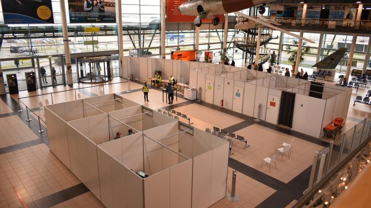 Blick auf die Impfkabinen im Impfzentrum am Flughafen Rostock-Laage.