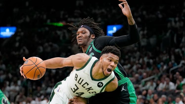 Bucks-Superstar Giannis Antetokounmpo (l) steuerte beim Sieg in Boston ein Triple-Double bei. Foto: Steven Senne/AP/dpa Bucks-Superstar Giannis Antetokounmpo (l) steuerte beim Sieg in Boston ein Triple-Double bei. Foto: Steven Senne/AP/dpa
