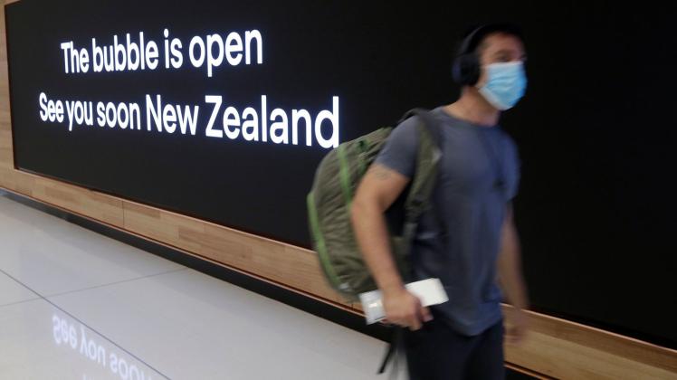 ARCHIV - Ein Passagier geht am Flughafen von Sydney zu einem Flugzeug, das nach Neuseeland fliegt. Foto: Rick Rycroft/AP/dpa