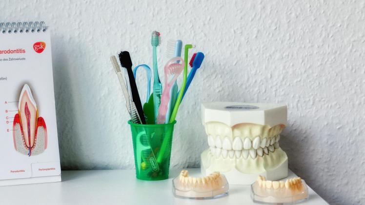 Zahnbürsten beim Zahnarzt in einem Becher