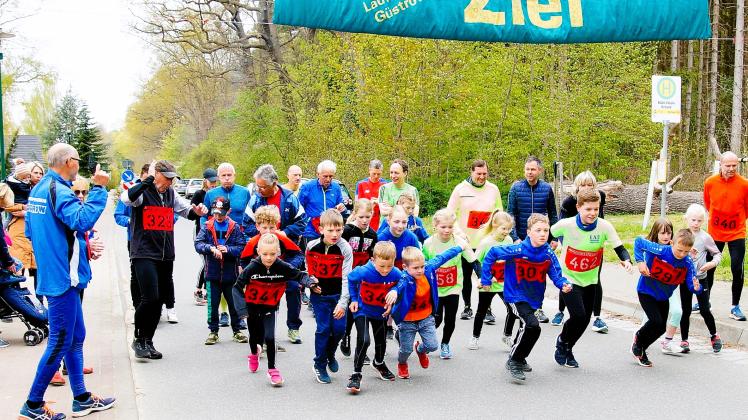 Beim Start zum Frühjahrs-Heidberglauf in Mühl Rosin gingen die Nachwuchsathleten voran.