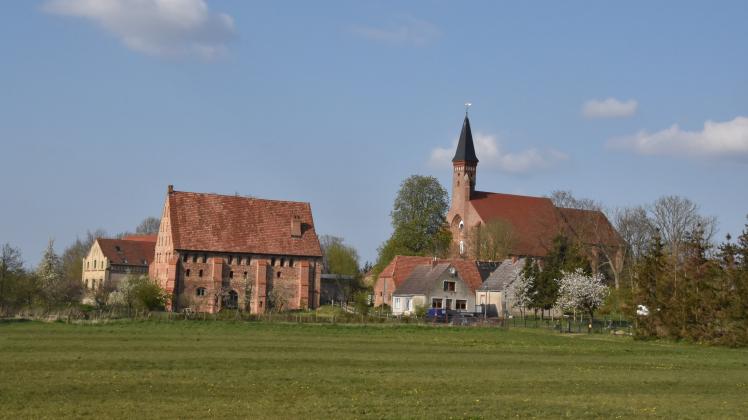 Das Warmhaus (links) und die Kirche gehörten zum großen Komplex des Klosters Tempzin.