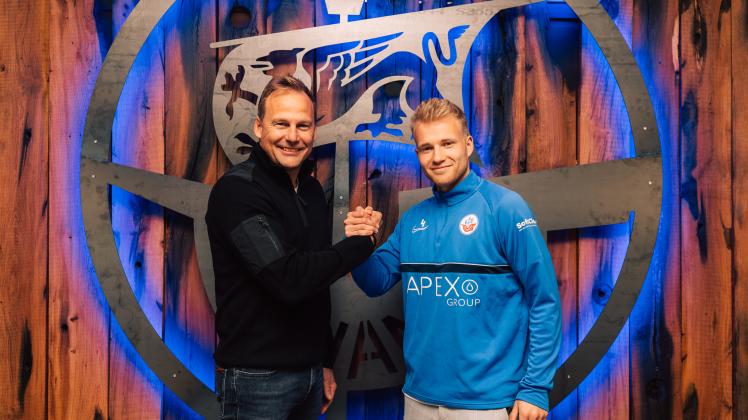 Simon Rhein verlängert seinen Vertrag beim FC Hansa bis 2024.
