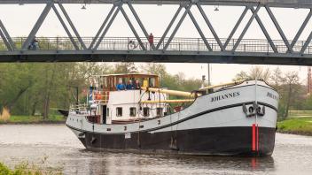 Im April 2022 ist das Küstenmotorschiff „Johannes“ nach Haren gefahren. Das Foto entstand bei der Durchfahrt Emsbrücke.